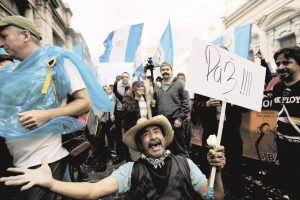 GUA06. CIUDAD DE GUATEMALA (GUATEMALA), 01/09/2015.- Guatemaltecos celebran hoy, lunes 1 de septiembre de 2015, la pÈrdida de inmunidad del presidente de Guatemala Otto PÈrez Molina, a las afueras del Congreso en Ciudad de Guatemala (Guatemala). Tras una votaciÛn de 132 el Congreso, PÈrez Molina perdiÛ hoy la inmunidad de la que gozaba por su cargo, tras ser vinculado a un esc·ndalo de corrupciÛn destapado por las autoridades el pasado 16 de abril, aunque el mandatario no fue vinculado a la estructura clandestina hasta el 21 de agosto. EFE/Esteban Biba